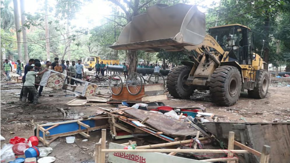সোহরাওয়ার্দী উদ্যানে অবৈধ দোকান উচ্ছেদে সিটি করপোরেশনের অভিযান