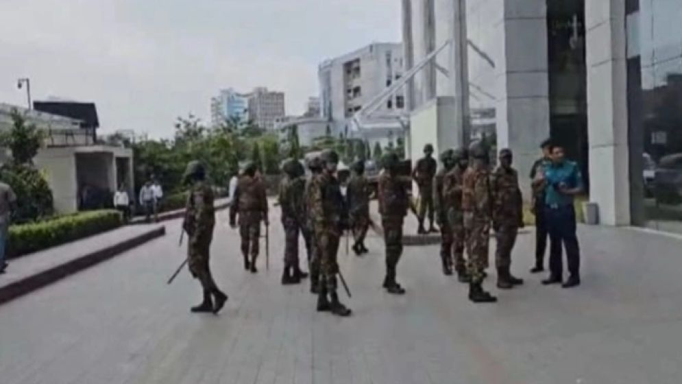 উত্তেজনা বাড়ছে এনবিআরে, সেনা–পুলিশ মোতায়েন