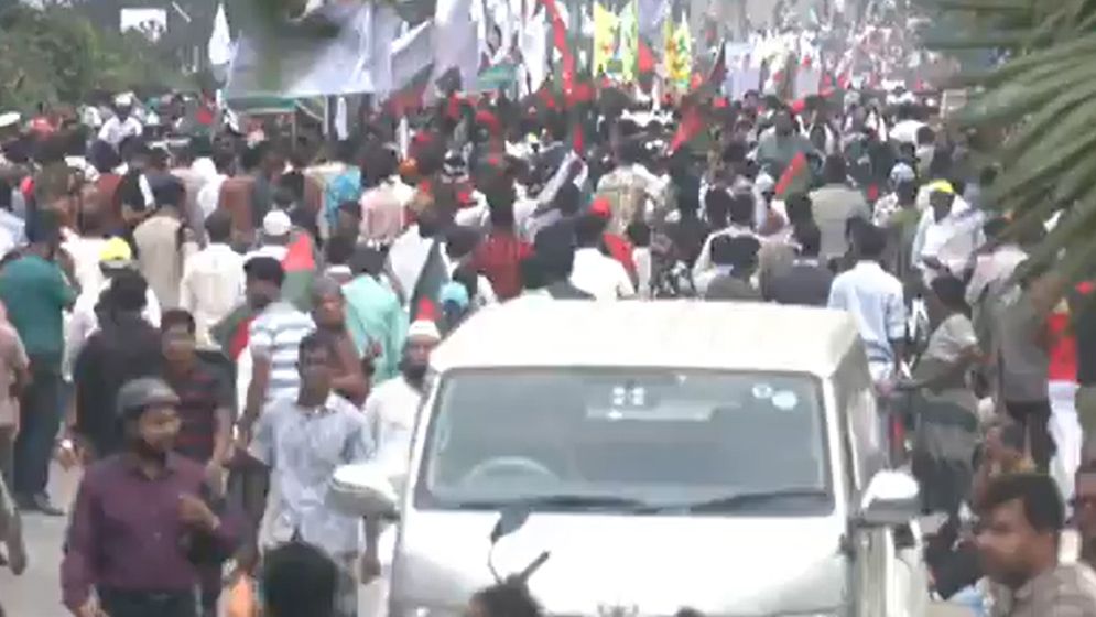 পথে পথে খালেদা জিয়াকে শুভেচ্ছা