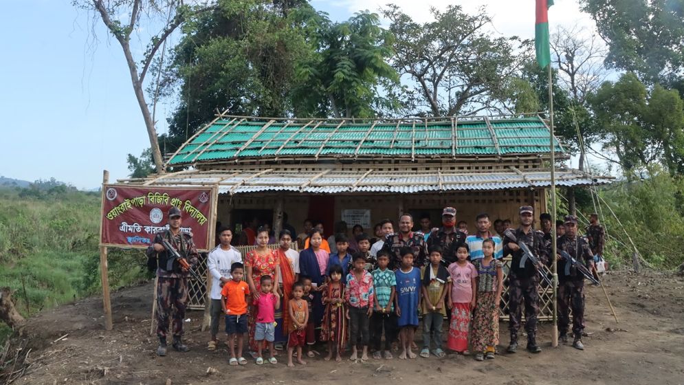 বান্দরবানের দুর্গম সীমান্তে স্কুল প্রতিষ্ঠা করল বিজিবি