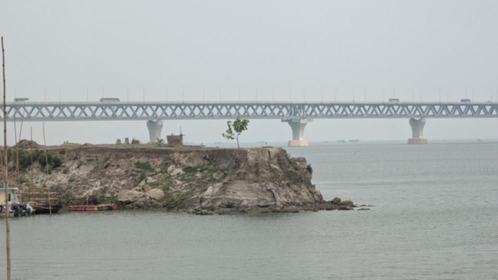 ভাঙনের ঝুঁকিতে পদ্মা সেতু প্রকল্পের দুই কিলোমিটার বাঁধ