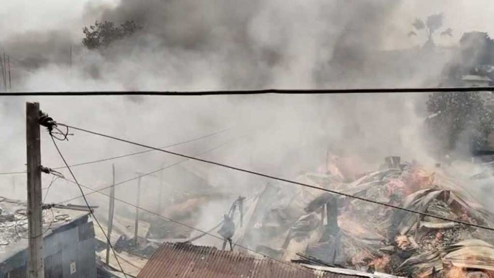 গাজীপুরে ঝুট গুদামে আগুন লাগার পর ছড়িয়েছে আশপাশের বাড়িতে