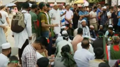 শাহবাগে দ্বিতীয় দিনের মতো চলছে ছাত্র-জনতার আন্দোলন, তিন দফা দাবিতে উত্তাল স্লোগান