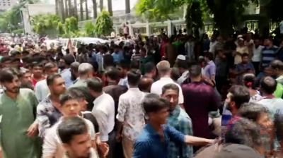 পঞ্চম দিনের মতো বিক্ষোভে ইশরাক সমর্থকরা, ব্লকেডে আটকা নগর ভবন