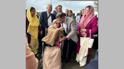 হিথ্রো বিমানবন্দরে তারেক রহমানের সঙ্গে হাস্যোজ্জ্বল খালেদা জিয়া