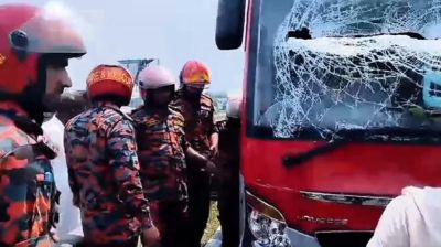 দাঁড়িয়ে থাকা অ্যাম্বুলেন্সে বাসের ধাক্কায় বাবা ভাই-বোনসহ নিহত ৫