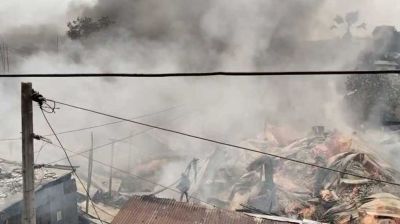 গাজীপুরে ঝুট গুদামে আগুন লাগার পর ছড়িয়েছে আশপাশের বাড়িতে
