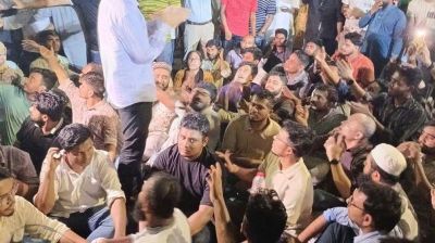 পুলিশের ব্যারিকেড ভেঙে প্রধান উপদেষ্টার বাসভবনের সামনে অবস্থান