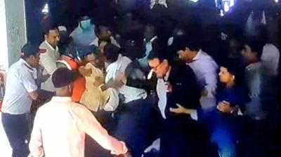 অটোপাসের দাবিতে জাতীয় বিশ্ববিদ্যালয়ের ভিসির ওপর হামলা