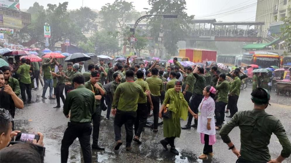 ব্যারিকেড সরিয়ে শাহবাগ মোড় নার্সিং শিক্ষার্থীদের অবরোধ