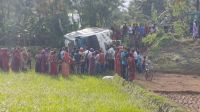 সাতক্ষীরার তালায় সাংবাদিকদের বহনকারী বাস উল্টে খাদে