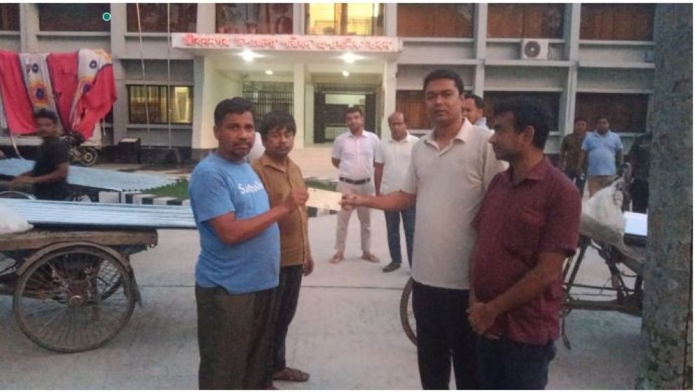 জীবননগরে অগ্নিকাণ্ডে ক্ষতিগ্রস্তদের সহায়তা দিলেন ইউএনও