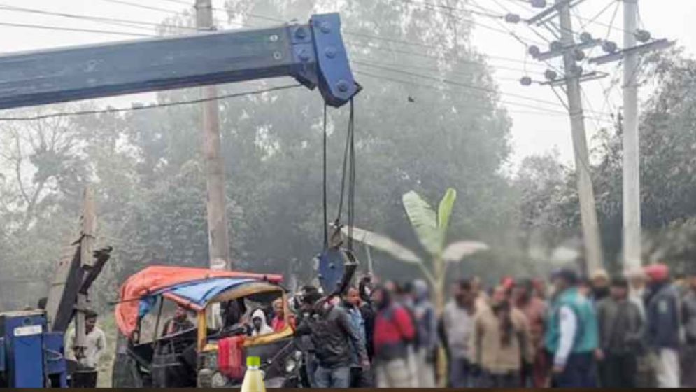 ফরিদপুরে যাত্রীবাহী বাসের ধাক্কায় মাহিন্দ্রার পাঁচ যাত্রীর প্রাণহানি, আহত তিনজন