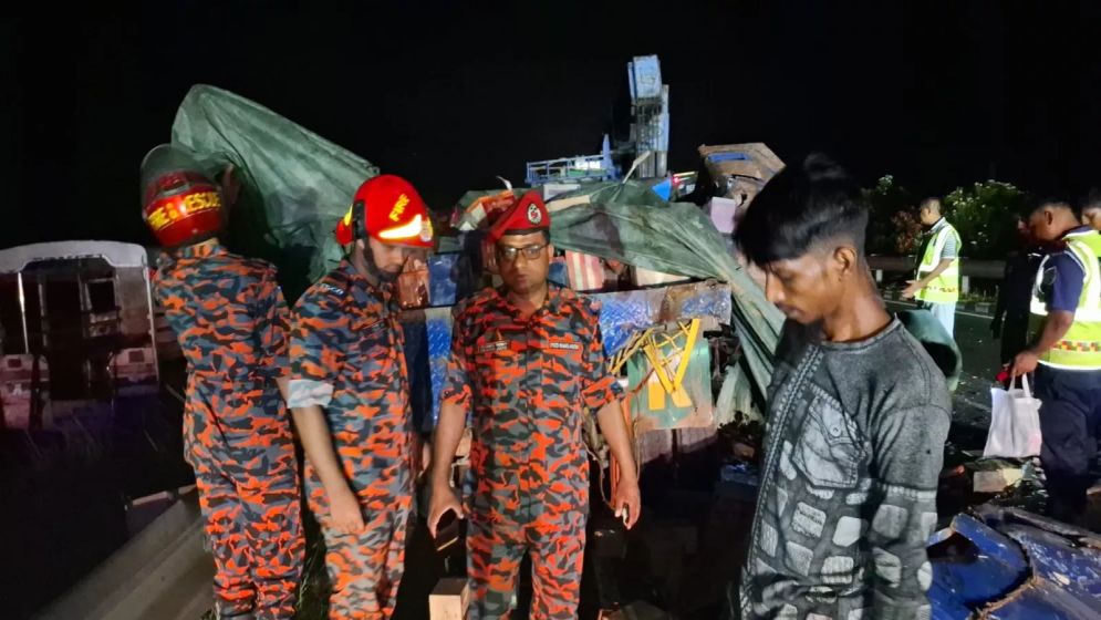 ট্রাকের পেছনে বাসের ধাক্কায় ঢাকা-মাওয়া এক্সপ্রেসওয়েতে প্রাণ গেল ৪ জনের