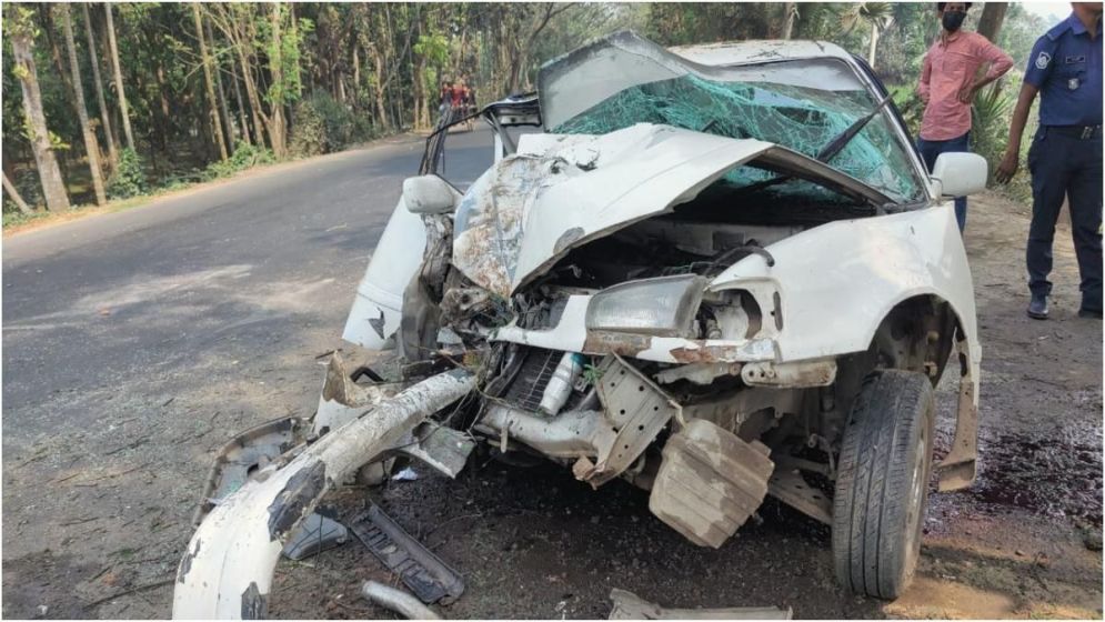 দাঁড়িয়ে থাকা ট্রাকের পেছনে মাইক্রোবাসের ধাক্কা, এক পরিবারের তিন সদস্য নিহত