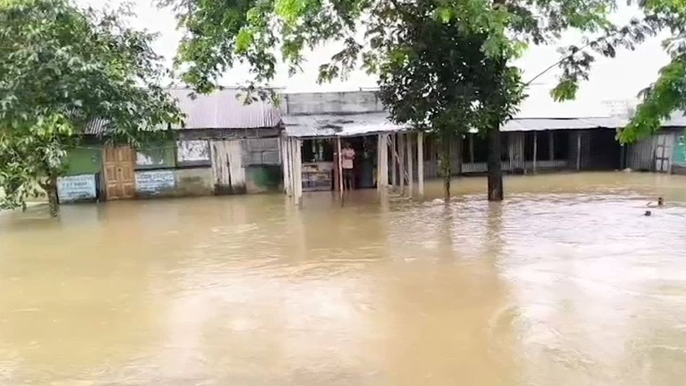 টানা বৃষ্টিতে কয়েক জেলার নিম্নাঞ্চল প্লাবিত
