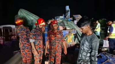 ট্রাকের পেছ‌নে বা‌সের ধাক্কায় ঢাকা-মাওয়া এক্সপ্রেসওয়েতে প্রাণ গেল ৪ জনের
