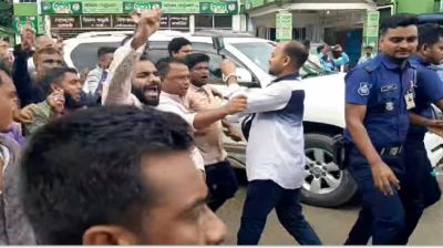 জাফলং পরিদর্শনের পথে দুই উপদেষ্টার গাড়িবহর আটকে শ্রমিকদের বিক্ষোভ