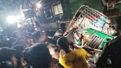 চট্টগ্রামে অটোরিকশাকে চলন্ত ট্রেনের ধাক্কা, নিহত ১