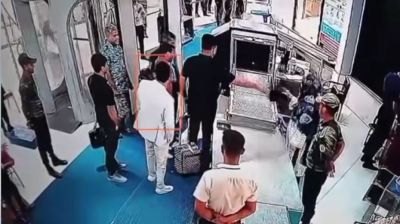 উপদেষ্টার অস্ত্রের লাইসেন্স নিয়ে প্রশ্ন