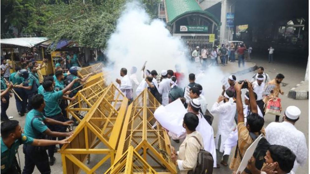 সচিবালয়মুখী শিক্ষকদের মিছিলে পুলিশের বাধা, লাঠিচার্জ, সাউন্ড গ্রেনেড নিক্ষেপ