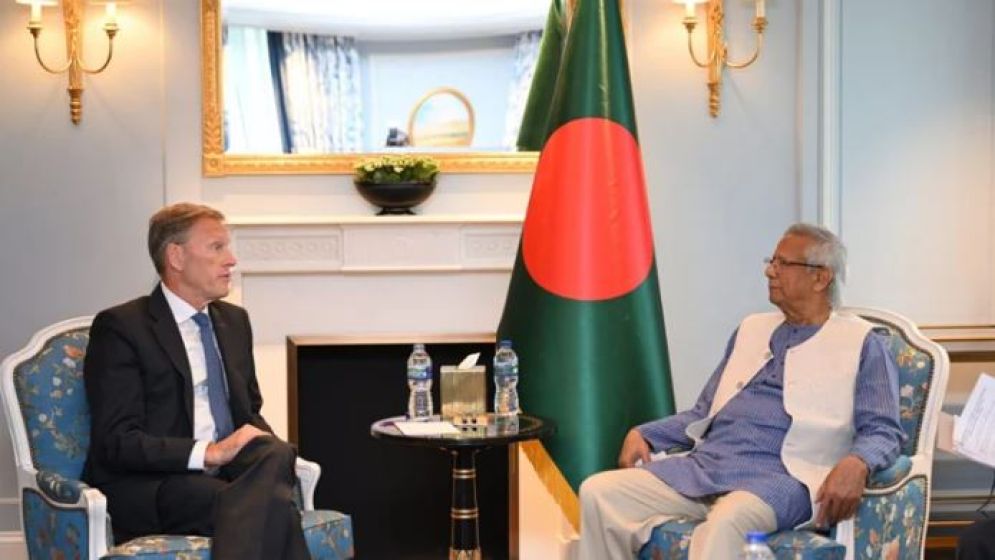 প্রধান উপদেষ্টার সঙ্গে এয়ারবাসের এক্সিকিউটিভ ভাইস প্রেসিডেন্টের সাক্ষাৎ