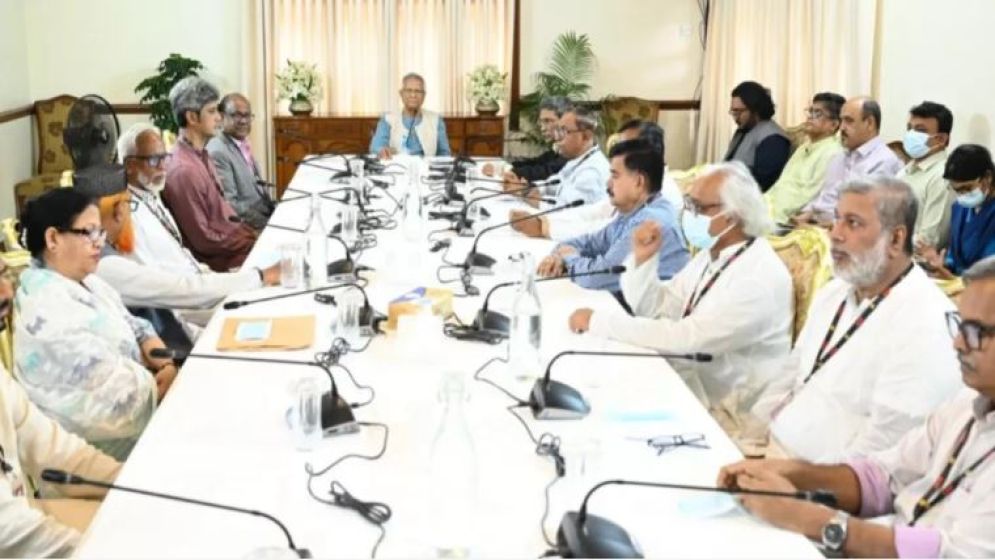 ১৩টি রাজনৈতিক দলের সঙ্গে প্রধান উপদেষ্টার বৈঠক