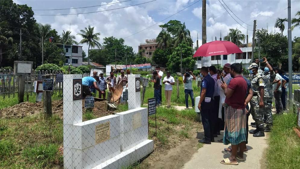 কবর থেকে গোপালগঞ্জে নিহত তিনজনের লাশ উত্তোলন