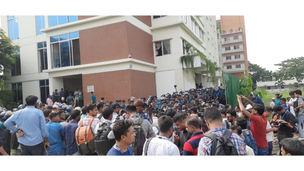 শিক্ষার্থীদের বিক্ষোভের মুখে আবার মাইলস্টোনে ফিরলেন দুই উপদেষ্টা ও প্রেস সচিব