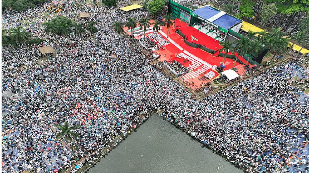 সোহরাওয়ার্দীতে বিপুল জনসমাগম, ঢাকার রাস্তায় গণপরিবহন কম