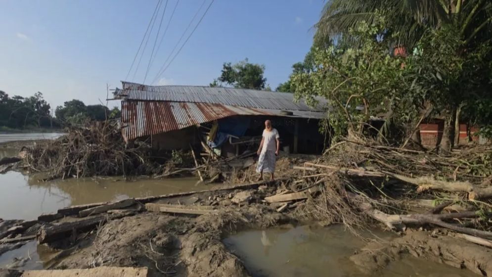 বন্যায় ফেনীতে  সব হারিয়ে নিঃস্ব ৪৯ পরিবার, ক্ষতিগ্রস্ত ৯১৫ ঘরবাড়ি
