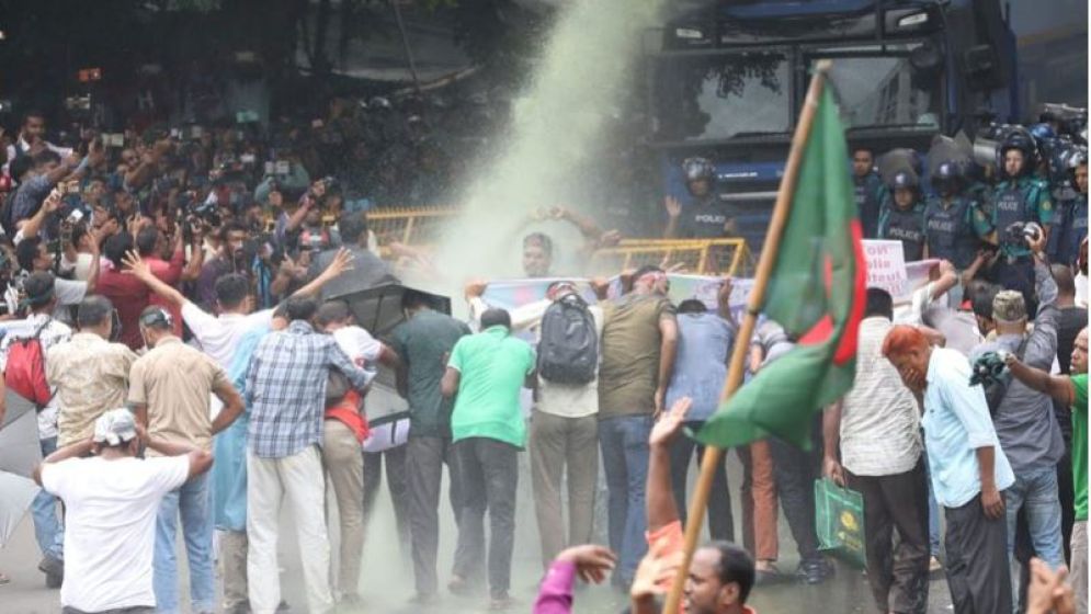 চাকরিচ্যুত বিডিআর সদস্যদের ছত্রভঙ্গে জলকামান-সাউন্ড গ্রেনেড