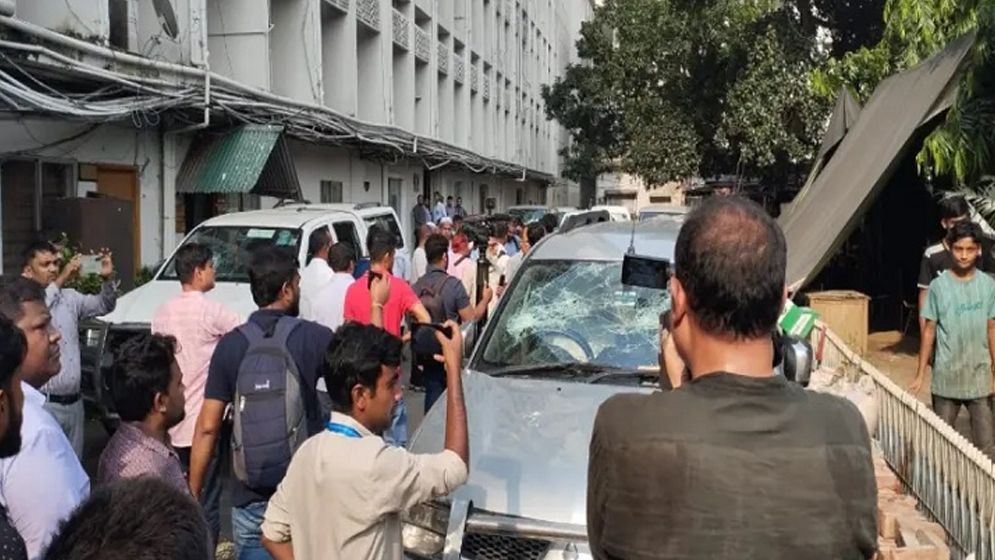 সচিবালয়ে গাড়ি ভাঙচুর ও হত্যাচেষ্টার অভিযোগে মামলা, আসামি ১২০০