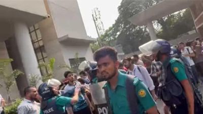 শিক্ষা উপদেষ্টার পদত্যাগ দাবিতে সচিবালয়ের ভেতরে শিক্ষার্থীরা, কাঁদানে গ্যাস নিক্ষেপ