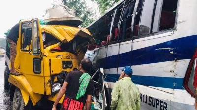 সাঁথিয়ায় ট্রাকের‌ সঙ্গে বাসের সংঘর্ষে তিনজন নিহত
