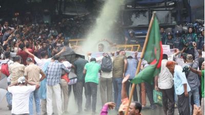 চাকরিচ্যুত বিডিআর সদস্যদের ছত্রভঙ্গে জলকামান-সাউন্ড গ্রেনেড
