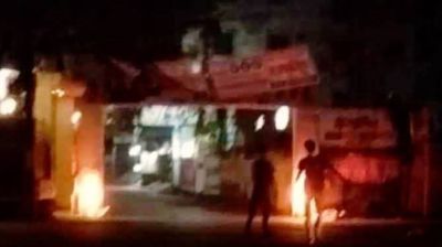 নারায়ণগঞ্জে এনসিপির তোরণে আগুন