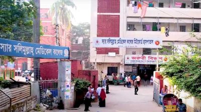 সলিমুল্লাহ মেডিকেল কলেজে ক্লাস বর্জন, কর্মবিরতিতে ইন্টার্নরা