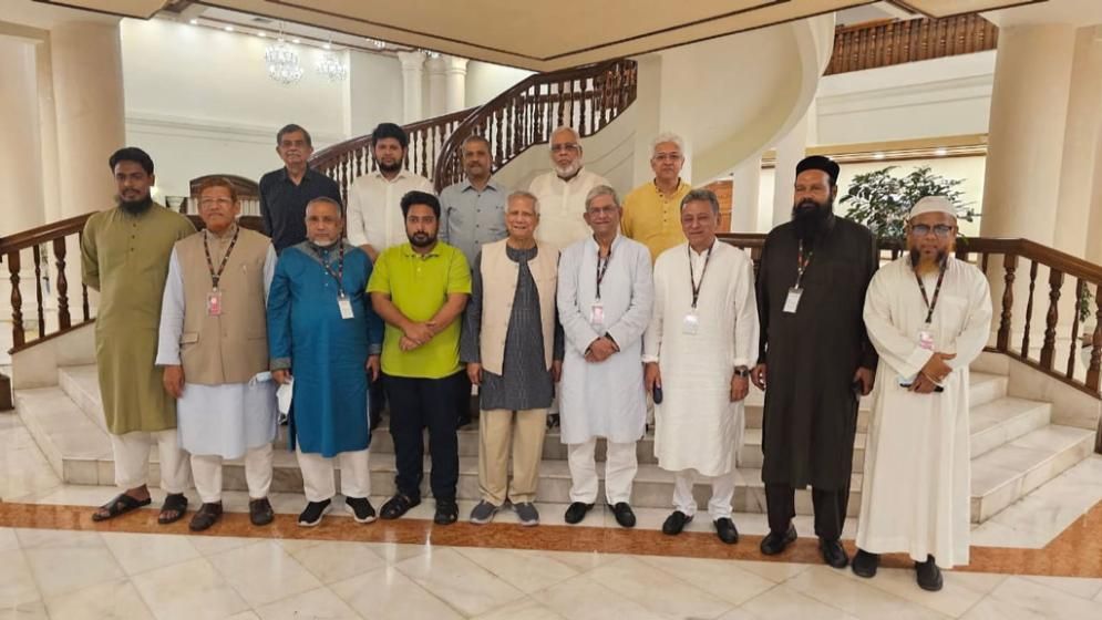 ‘ফ্যাসিবাদবিরোধী ঐক্য’ সংহত করতে ৪ দলের সঙ্গে প্রধান উপদেষ্টার জরুরি বৈঠক