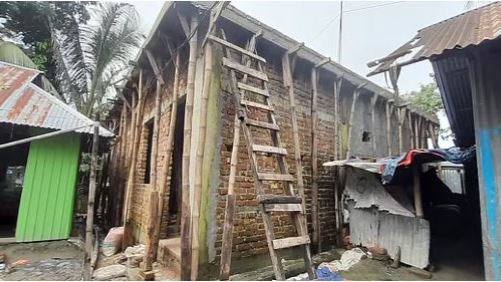 অনটনের মধ্যে বেড়ে ওঠা ছাত্রের বাড়িতে হঠাৎ পাকা ভবন নিয়ে আলোচনা