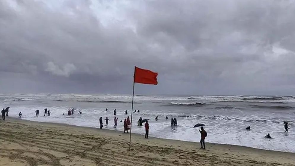 উত্তাল সমুদ্র, দেশের সব বন্দরে ৩ নম্বর সতর্ক সংকেত