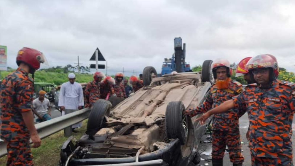 মাওয়া এক্সপ্রেসওয়েতে কার উল্টে প্রাণ গেল ৩ জনের