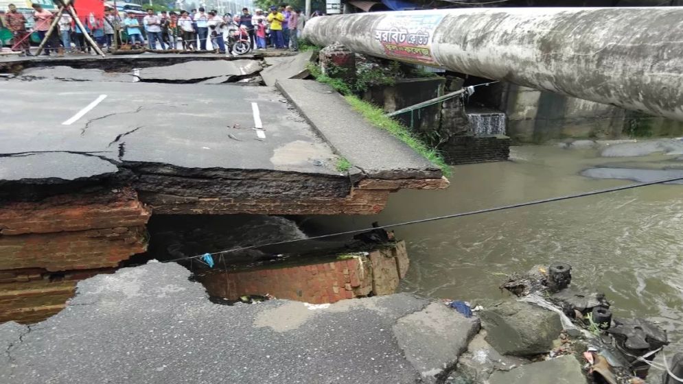 চট্টগ্রামে টানা বৃষ্টিতে কালভার্ট ধস, দুর্ভোগ