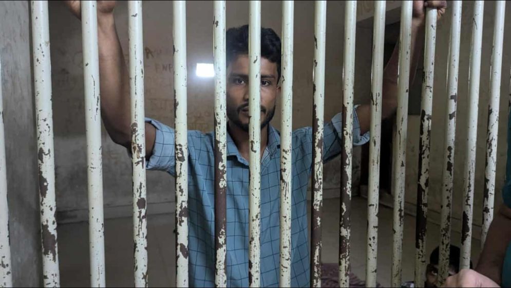 রিকশাচালককে কীসের ভিত্তিতে গ্রেপ্তার, ধানমন্ডি থানার ওসির ব্যাখ্যা তলব