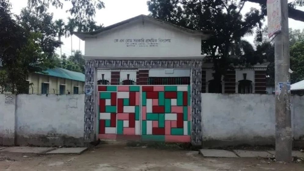 যে স্কুলে শিক্ষার্থীর চেয়ে শিক্ষক বেশি