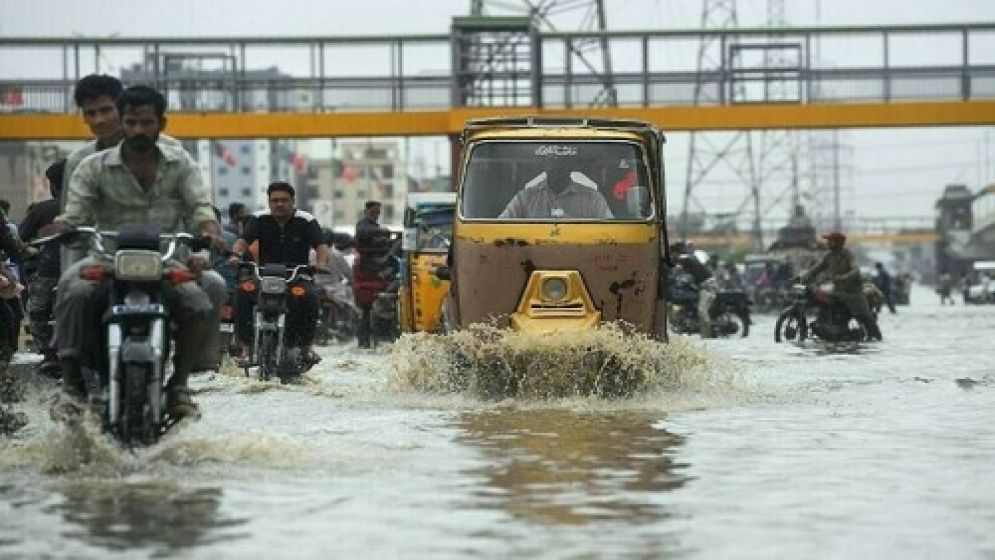 পাকিস্তানে বন্যায় ৩২৭ মৃত্যু, শত শত ঘরবাড়ি ধসে পড়েছে, আরও বড় বন্যার আশঙ্কা