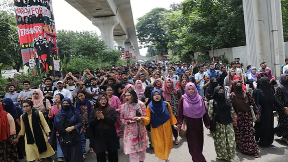 শেরেবাংলা কৃষি বিশ্ববিদ্যালয়ের শিক্ষার্থীদের আগারগাঁওয়ে সড়ক অবরোধ