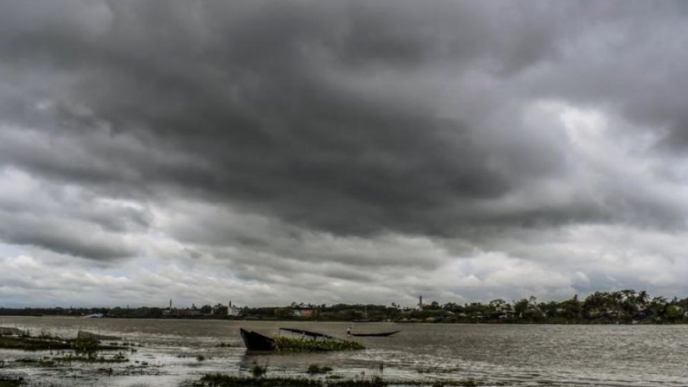 ভারি বৃষ্টির পূর্বাভাস, সমুদ্রে ৩ নম্বর সতর্ক সংকেত