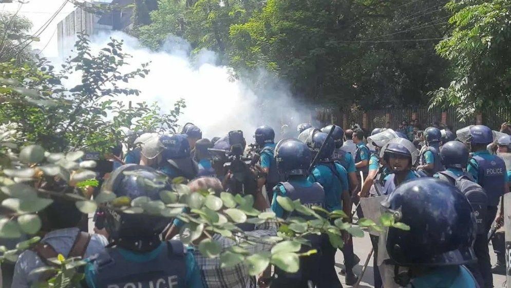 শিক্ষার্থীদের সঙ্গে পুলিশের ধাওয়া, সাউন্ড গ্রেনেড নিক্ষেপ