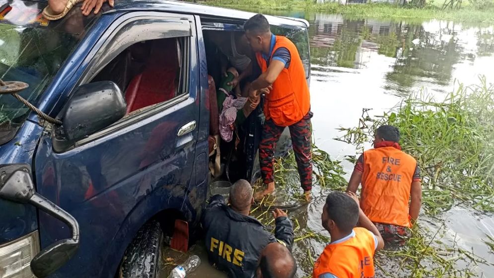 মাইক্রোবাস খালে পড়ে এক পরিবারের ৭ জন নিহত